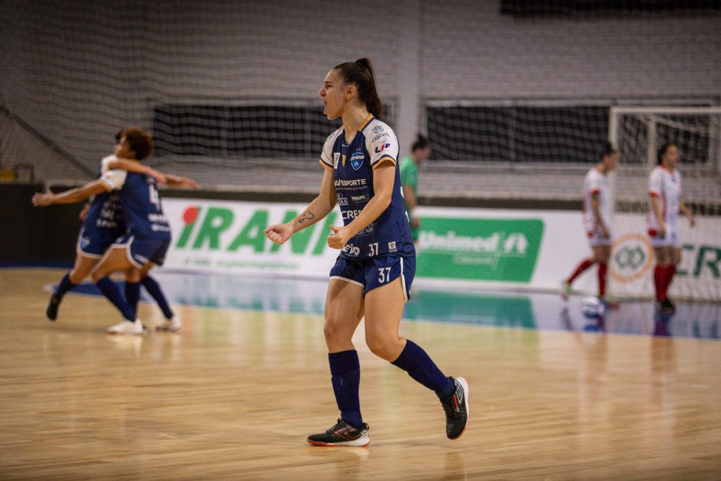 Stein Cascavel goleia ADTB e segue na ponta no Paranaense