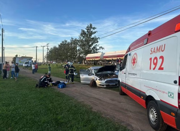 Jovem morre após carro bater em poste e capotar na BR-376