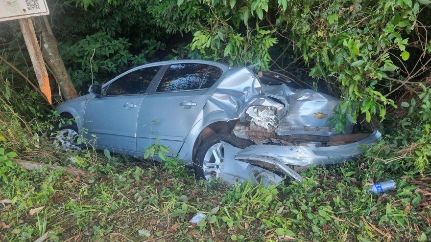 Vectra cai em barranco após batida envolvendo três veículos na PR-180, em Cascavel