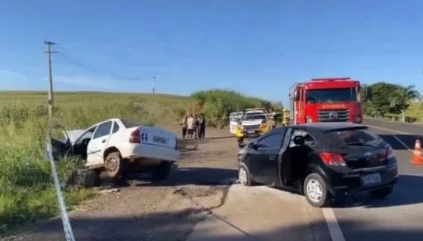 Mulher morre em grave colisão entre Corsa e Ônix no Paraná