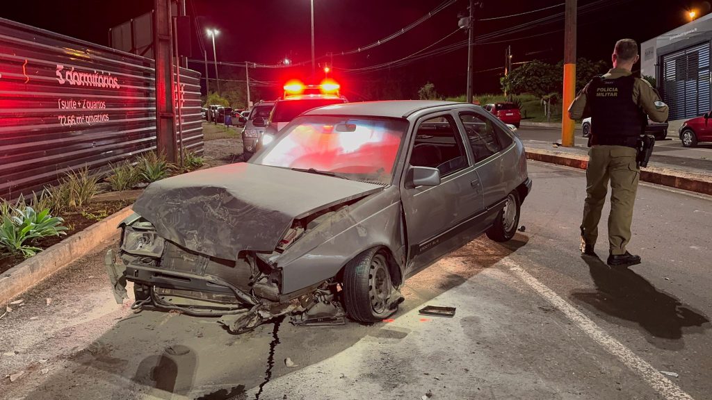 Kadett pega fogo após colisão entre três veículos em avenida de Francisco Beltrão