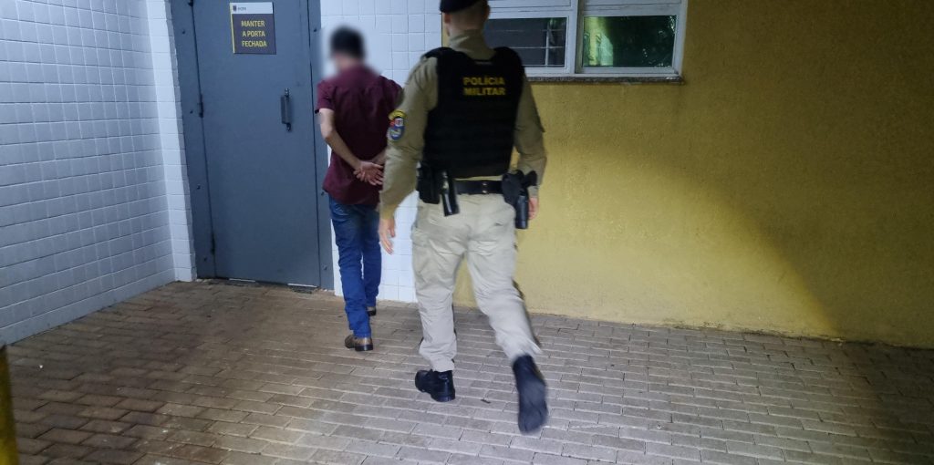 Homem é detido por violência doméstica após chutar a esposa no Bairro Parque Verde