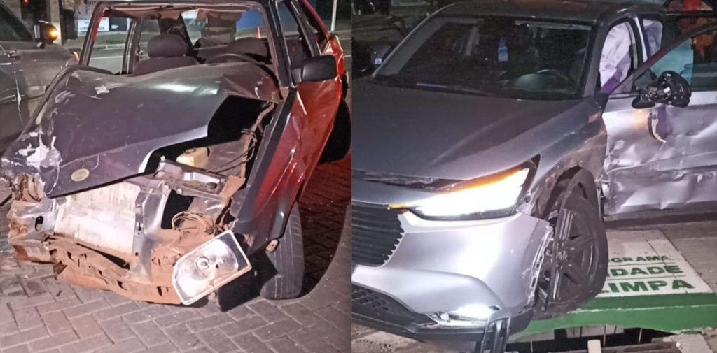 Escort fica destruído em forte batida contra HR-V na Avenida Carlos Gomes