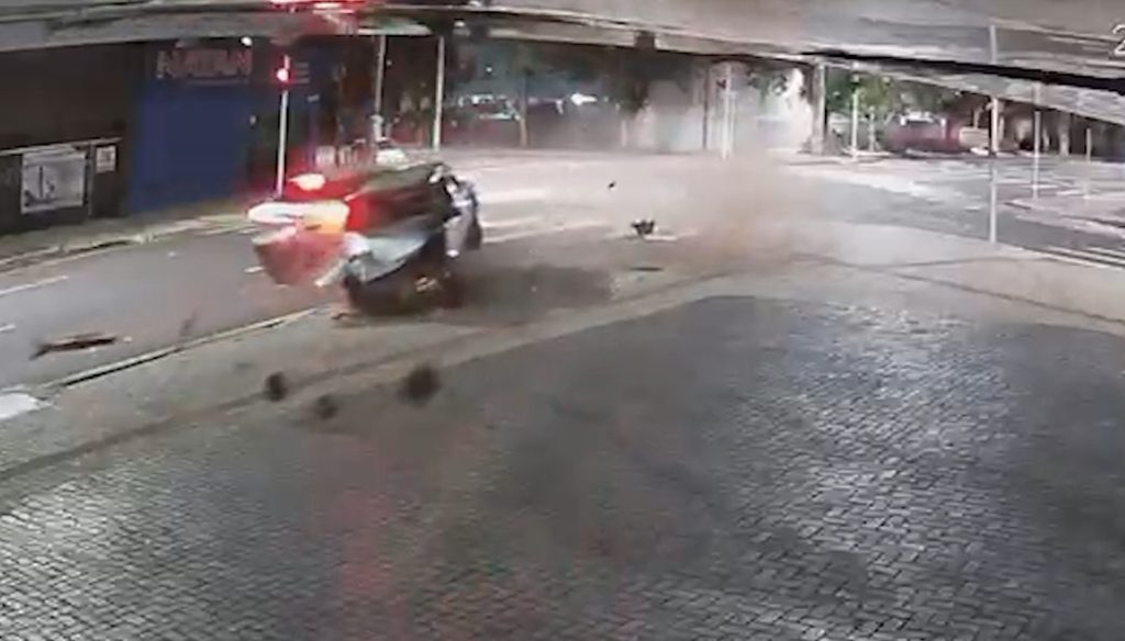 HR-V roda na pista em forte batida na Avenida Carlos Gomes; veja o vídeo