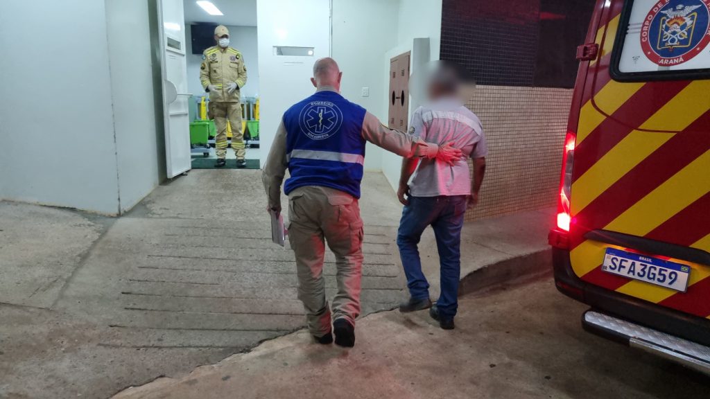 Caminhoneiro cai do veículo e é socorrido pelo Siate em Sede Alvorada
