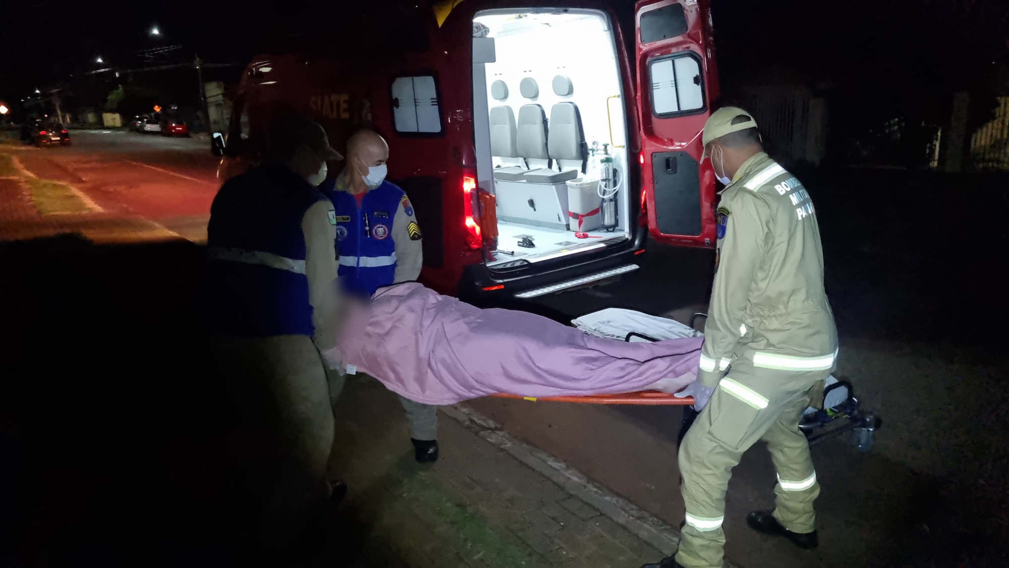 Mulher fica ferida ao cair dentro de imóvel no Bairro Parque São Paulo