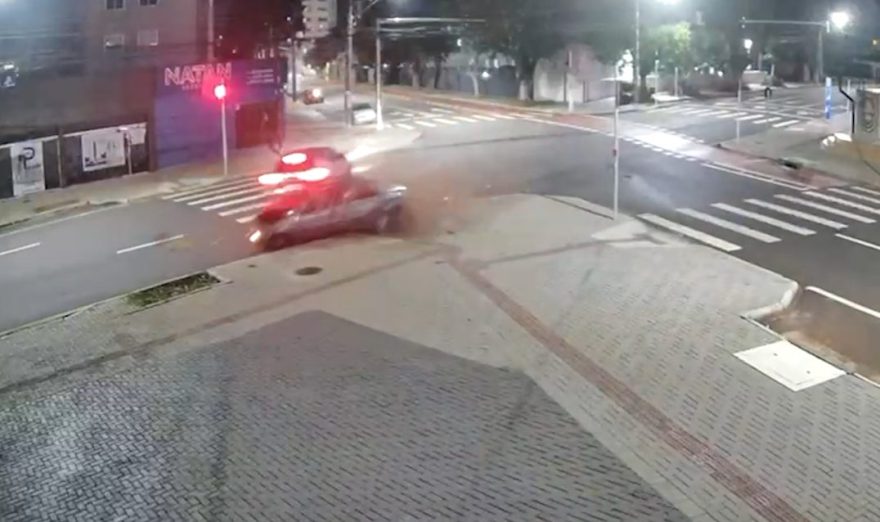 Novas imagens mostram forte batida na Avenida Carlos Gomes