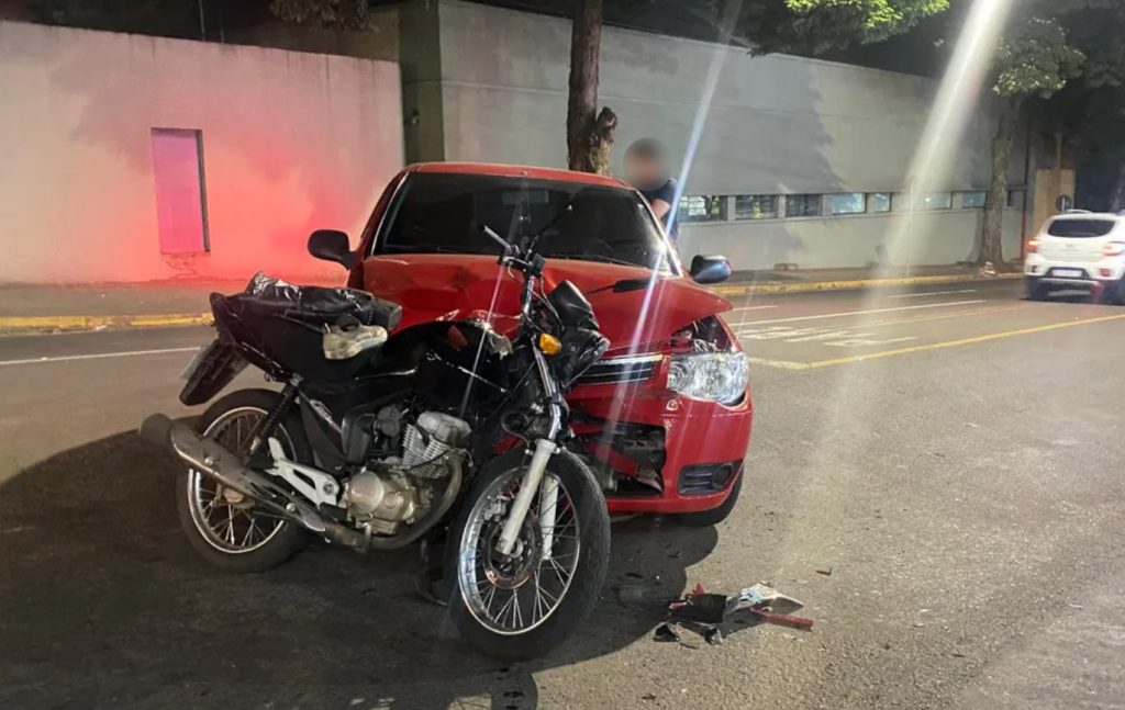 Motociclista fica ferido após colisão em cruzamento de Apucarana