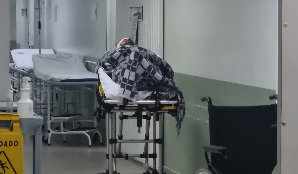 Homem é socorrido após bater a cabeça no degrau da escada no Alto Alegre