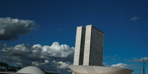 Estudo mapeia “bancada da bala”, que tem poucos projetos sobre armas Imagem referente a Estudo mapeia “bancada da bala”, que tem poucos projetos sobre armas