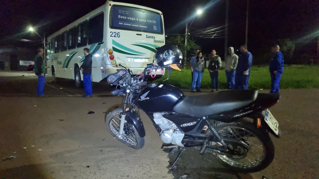 Motociclista fica ferido ao colidir contra coletivo de trabalhadores no Floresta