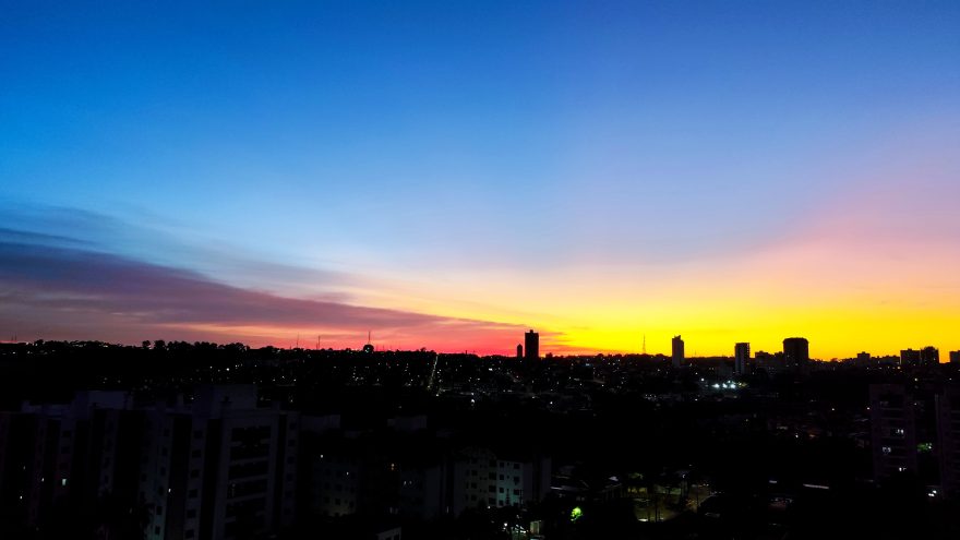 O clima está instável, o vento ensaiando voo e o cobertor grande pede um banho urgente