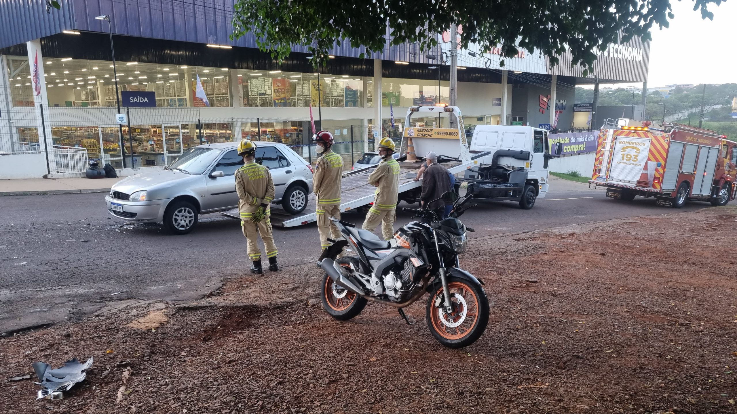 Motociclista fica ferido após acidente de trânsito com Ford Fiesta no Cascavel Velho