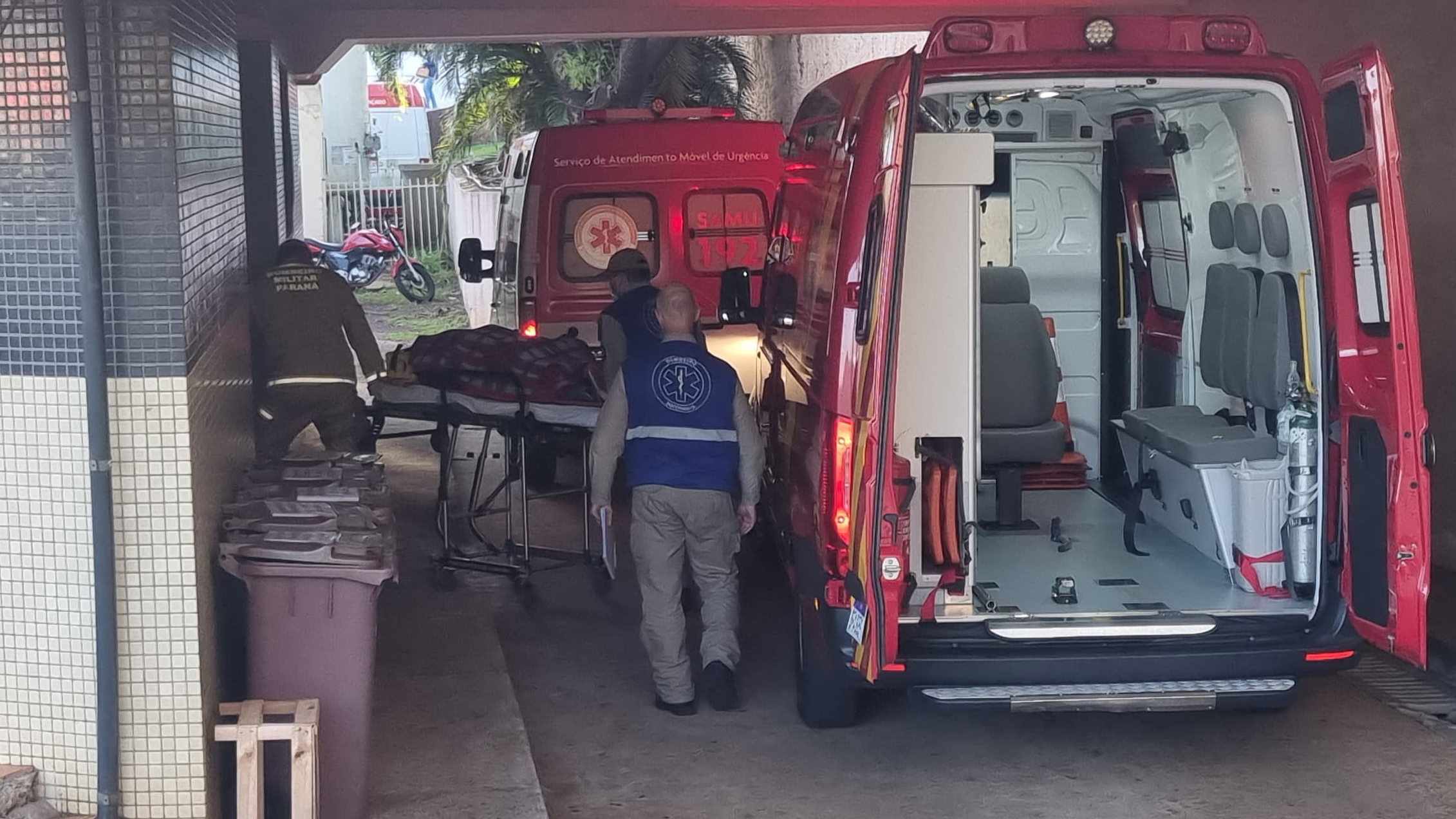 Motociclista fica ferida após acidente de trânsito na Avenida Brasil, em Cascavel