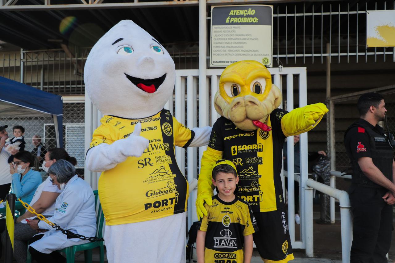 Prefeitura aplica mais de 120 doses de vacina contra gripe durante jogo no Estádio Olímpico em Cascavel