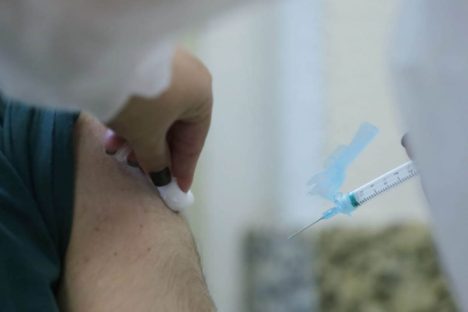 Paraná chega a 2 milhões de vacinas da gripe aplicadas; confira a cobertura nas cidades Imagem referente a Paraná chega a 2 milhões de vacinas da gripe aplicadas; confira a cobertura nas cidades