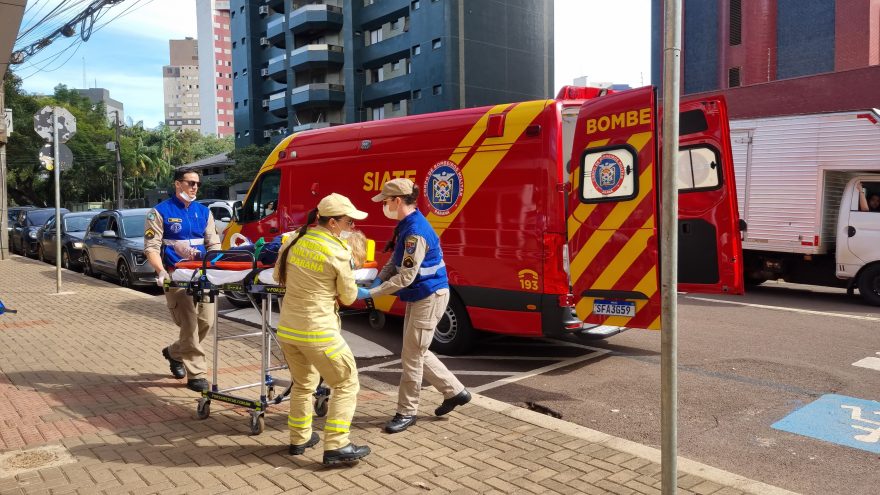 Bombeiros atendem vítima de queda em Colégio no Centro de Cascavel