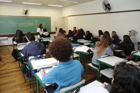Governo apresenta projeto de lei para reajustar salário dos professores em até 11,31% Imagem referente a Governo apresenta projeto de lei para reajustar salário dos professores em até 11,31%