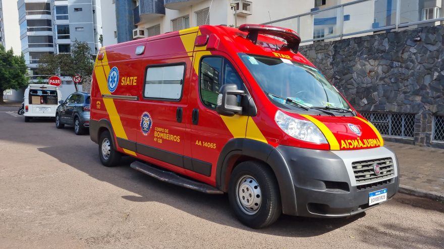 Motociclista fica ferida ao colidir contra Volkswagen T-Cross no Centro de Cascavel