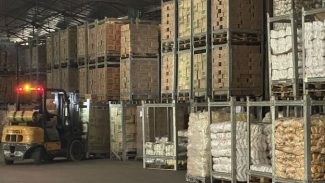 Governo entrega 3ª remessa de produtos não perecíveis e pinhão para escolas estaduais