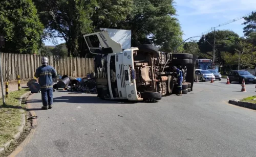 Caminhão com carga reciclável tomba e causa vazamento de óleo