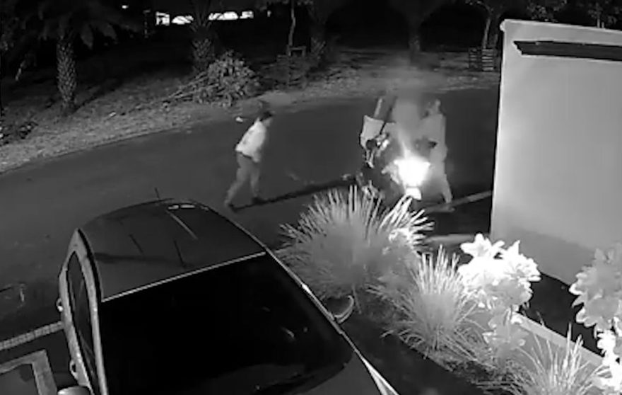 Vídeo mostra momento em que ladrão rende trabalhador e rouba motociclista