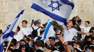 Extrema-direita confronta palestinos em marcha anual em Jerusalém