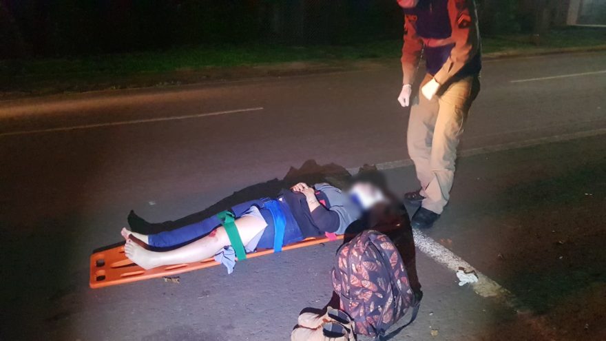 Casal fica ferido em acidente entre carro e moto na Vila Tolentino