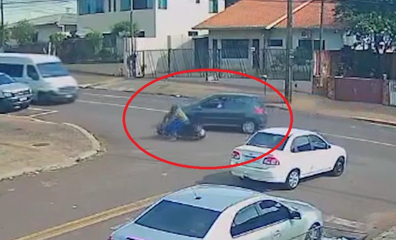 Câmera flagra acidente que deixou motociclista ferido no Bairro São Cristóvão
