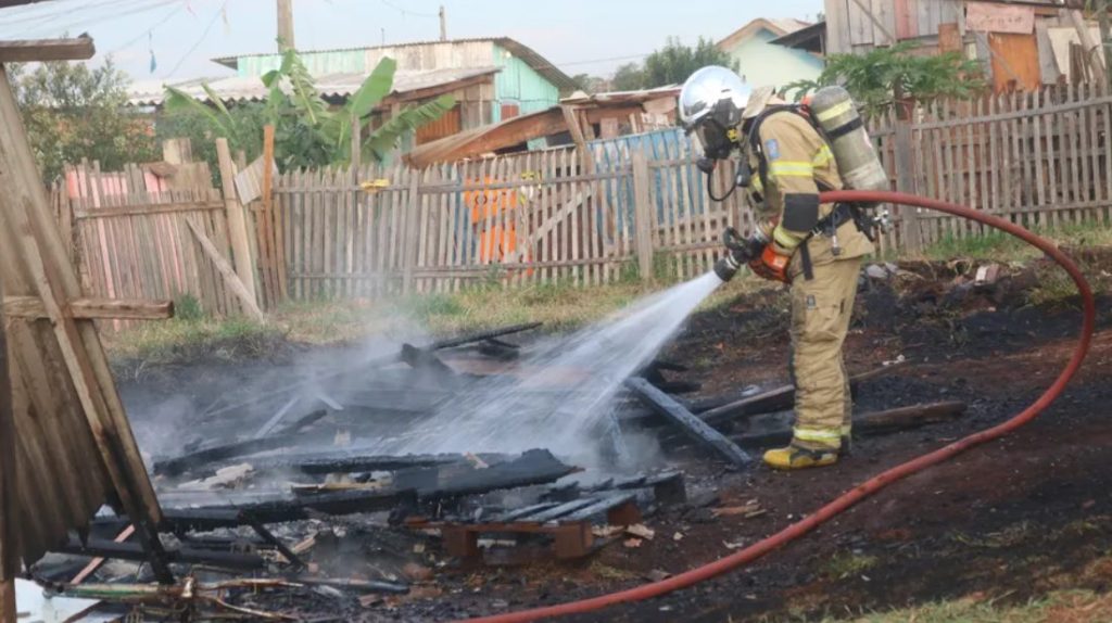 Casa é consumida por incêndio; não havia morador quando o fogo começou