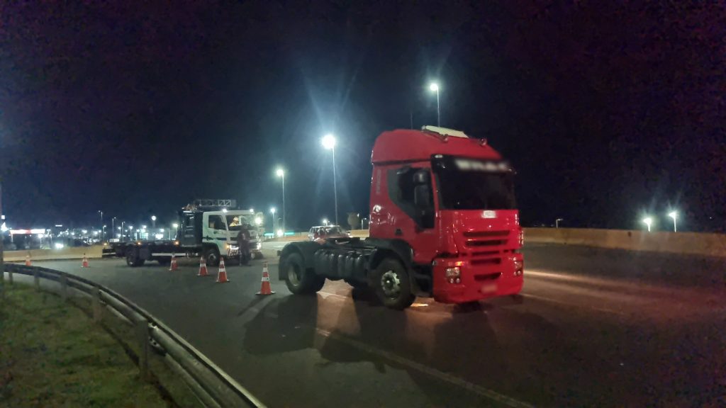 Caminhão apresenta falha e interdita pista no Trevo Cataratas
