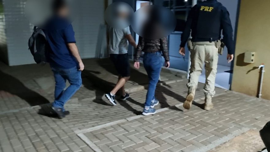 PRF apreende drogas na BR-277 e encaminha motorista e passageiros à delegacia