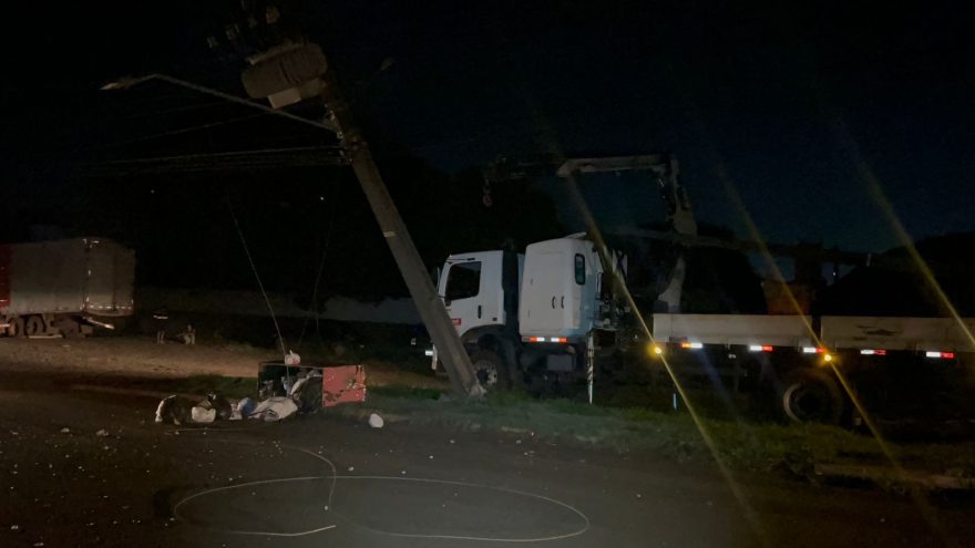 Caminhão derruba poste e bate em veículos estacionados na Avenida Renato Festugato