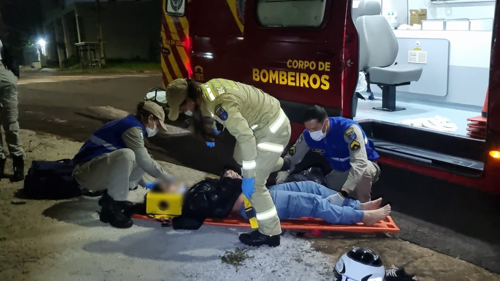 Batida entre Nissan Kicks e CB300 na Rua Manaus deixa mulher ferida