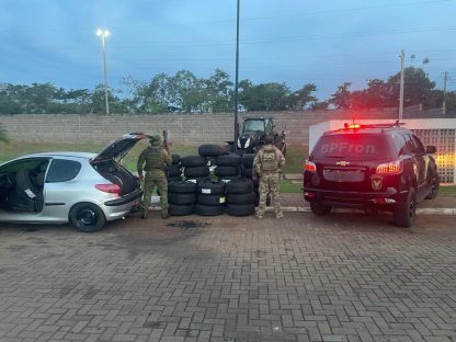 Casal é detido em operação policial que apreendeu armas e 210 pneus contrabandeados Imagem referente a Casal é detido em operação policial que apreendeu armas e 210 pneus contrabandeados