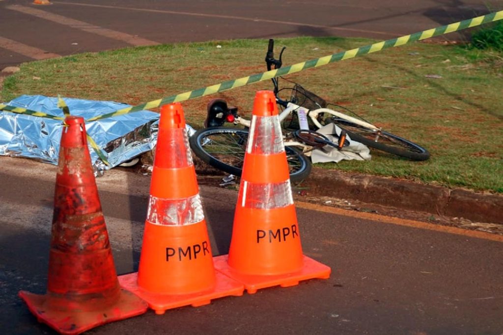 Idosa de 71 anos morre atropelada por carreta ao perder o equilíbrio de bicicleta em Campo Mourão