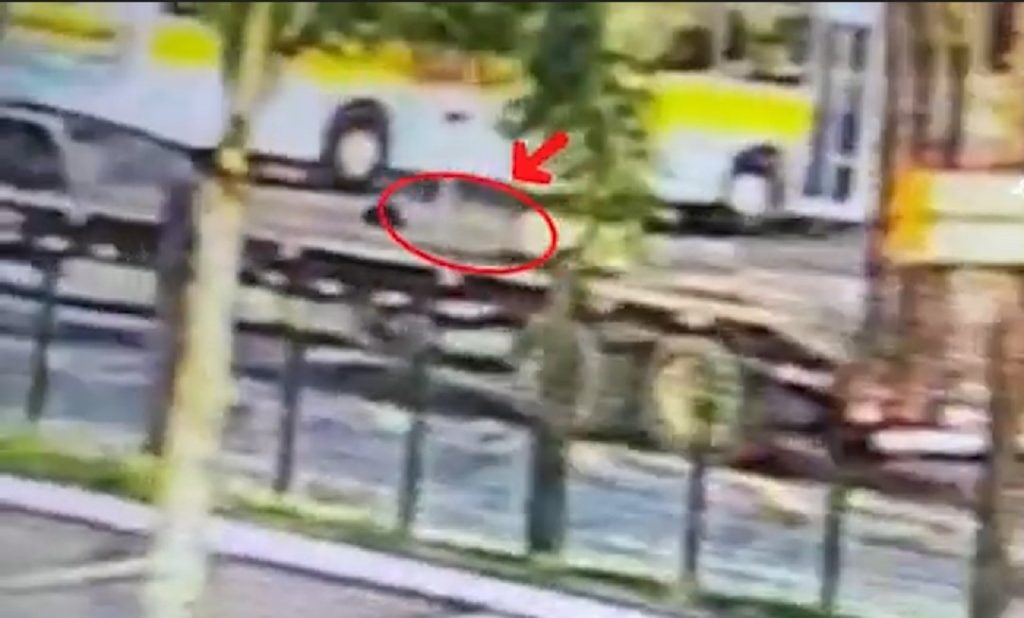 Imagens mostram momento que idosa morre ao ser atropelada por caminhão no Paraná
