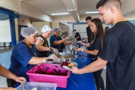 Restrição alimentar: nutricionistas acompanham alunos autistas na rede estadual Imagem referente a Restrição alimentar: nutricionistas acompanham alunos autistas na rede estadual