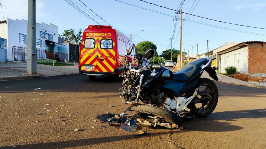 Violenta colisão arranca roda de motocicleta e deixa duas pessoas feridas no Bairro Floresta