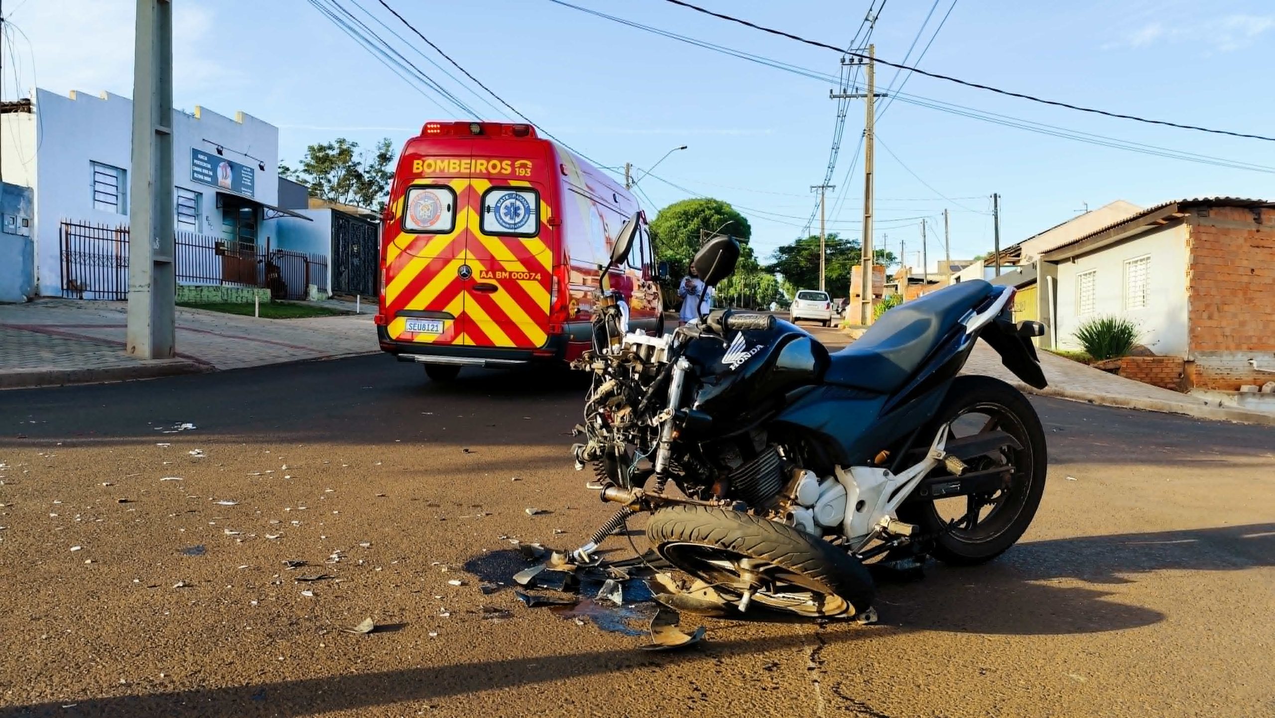 Violenta colisão arranca roda de motocicleta e deixa duas pessoas feridas no Bairro Floresta