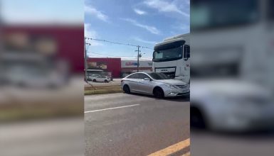 Imagem referente a Impressionante: Vídeo mostra caminhão arrastando carro na BR-277, em Cascavel