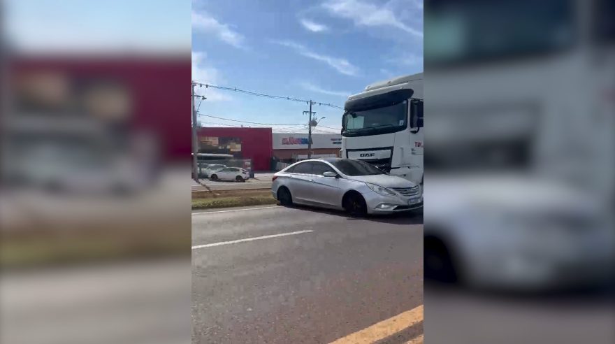 Impressionante: Vídeo mostra caminhão arrastando carro na BR-277, em Cascavel