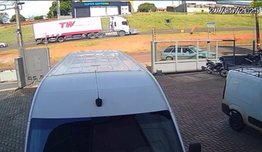Vídeo mostra percurso e momento em que caminhão para de arrastar carro na BR-277