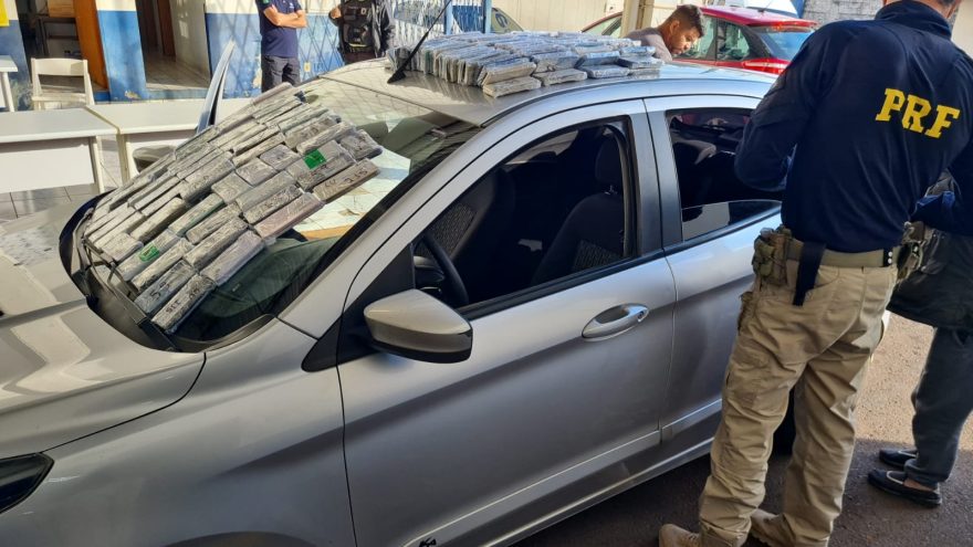 Homem é preso em flagrante com 302 iPhones escondidos em fundo falso de carro
