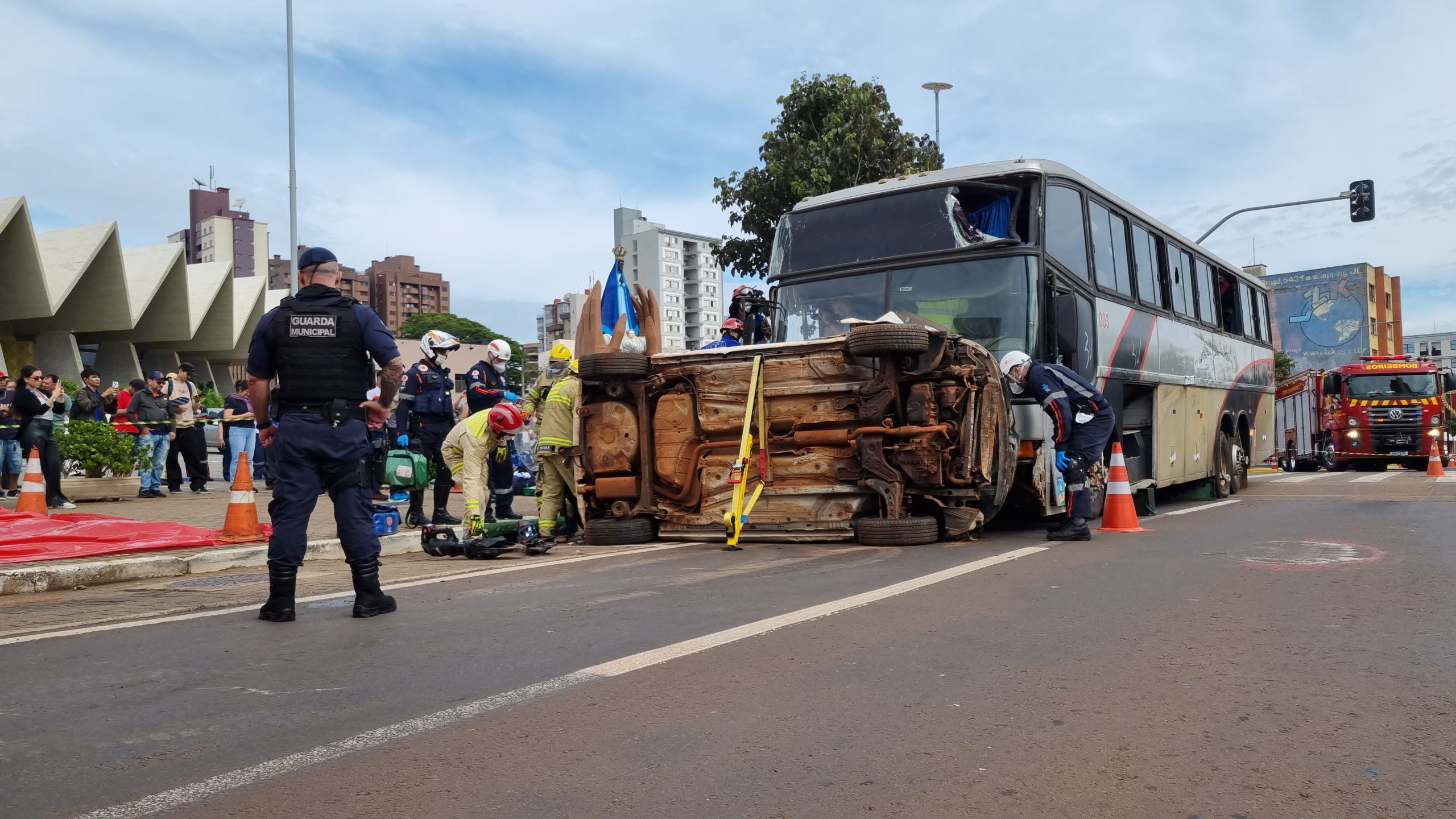 "Grave acidente com múltiplas vítimas no Centro"; Simulado movimenta o calçadão de Cascavel