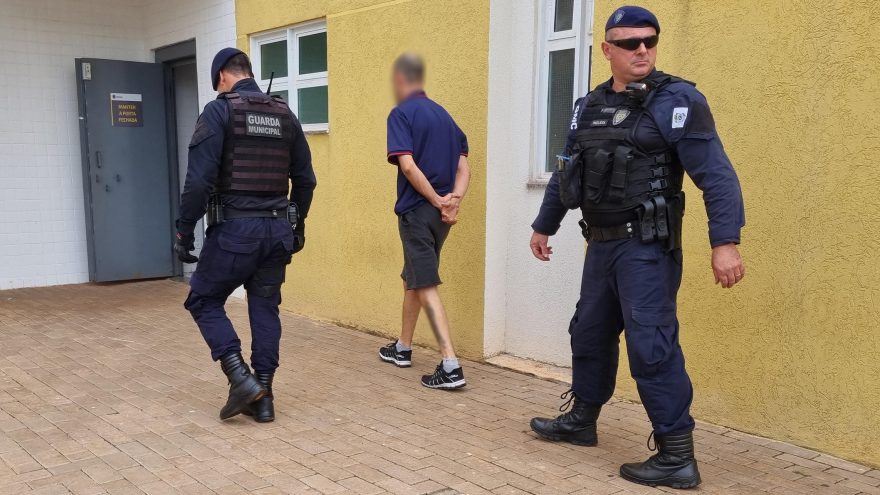 Homem é preso após jogar carro contra oficial de Justiça durante cumprimento de mandado em Cascavel
