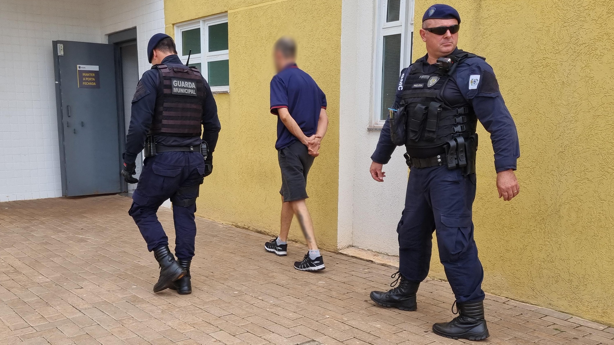 Homem é preso após jogar carro contra oficial de Justiça durante cumprimento de mandado em Cascavel