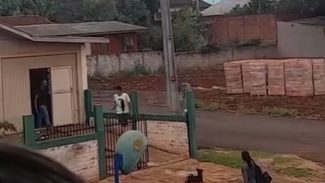 Vídeo flagra vítima com ferimento no peito, antes de cair sem vida em treta por isqueiro em Santa Tereza do Oeste