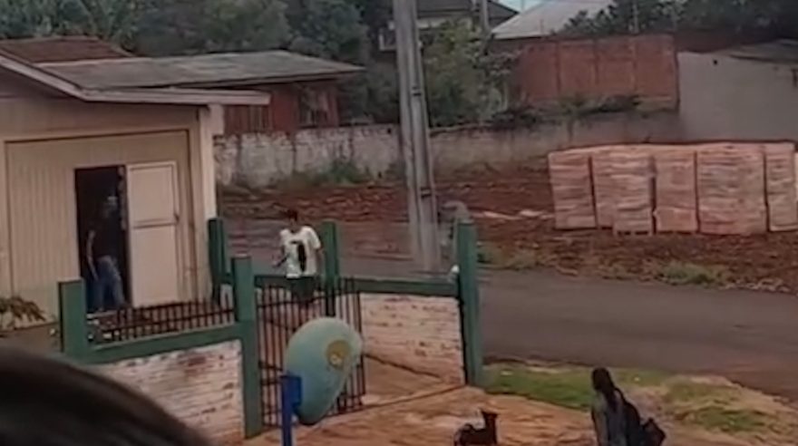 Vídeo flagra vítima com ferimento no peito, antes de cair sem vida em treta por isqueiro em Santa Tereza do Oeste