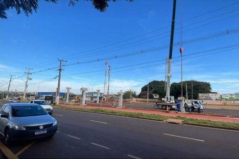 Lançamento de vigas vai alterar tráfego na PR-317 em Campo Mourão no sábado Imagem referente a Lançamento de vigas vai alterar tráfego na PR-317 em Campo Mourão no sábado